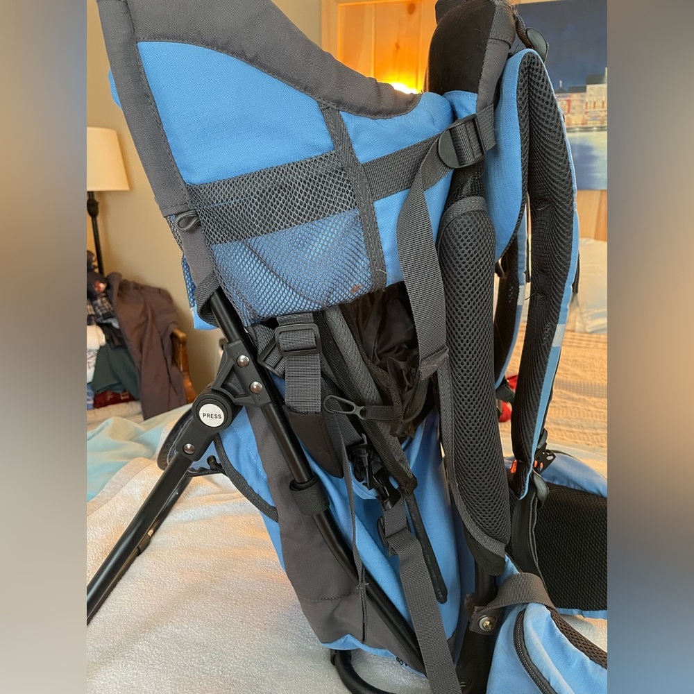 Clevr Hiking Bookbag with large storage pockets and kickstand! Used -like new!